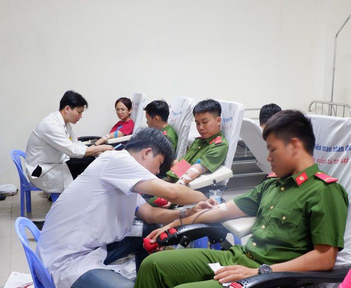 Ngày hội hiến máu 'Giọt hồng người chiến sĩ” đợt 2-2026 tiếp nhận 677 đơn vị máu. Ảnh: P.T
