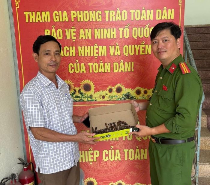 Anh Tằng giao nộp số đạn cho Công an phường.