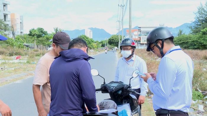 Lực lượng chức năng phường Hòa Khánh lập biên bản 1 trường hợp đổ trộm chất thải.Lực lượng chức năng phường Hòa Khánh lập biên bản 1 trường hợp đổ trộm chất thải.