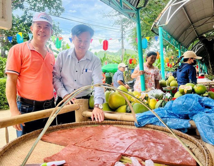 Chủ tịch UBND xã Nông Sơn Lý Xuân Phong tham quan các gian hàng trưng bày.