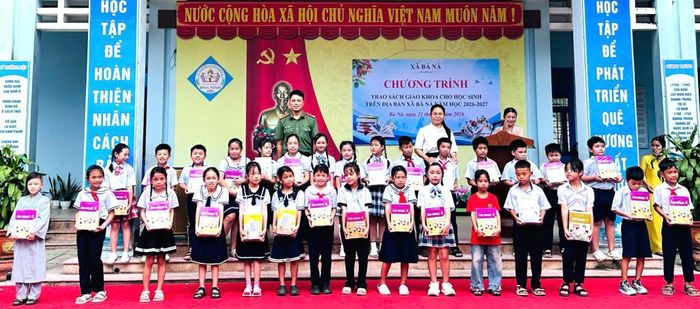 Lãnh đạo xã Bà Nà trao sách cho học sinh.