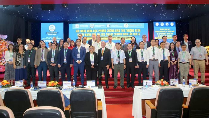 Hội nghị quy tụ đông đảo chuyên gia, bác sĩ, nhân viên y tế trong và ngoài nước tham gia.