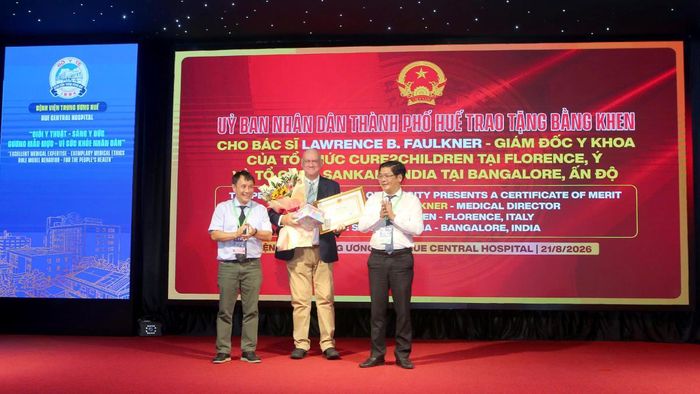 UBND TP Huế trao bằng khen cho bác sĩ Lawrence B. Faulkner.