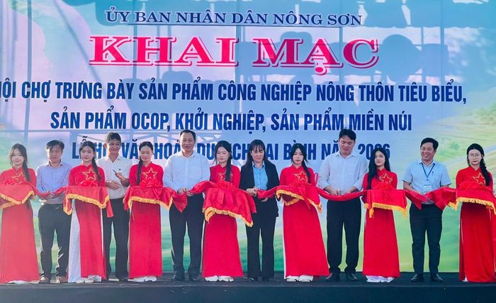 Khai mạc hội chợ trung bày các sản phẩm công nghiệp nông thôn trên địa bàn.