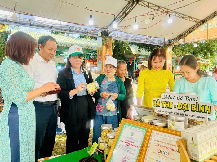 Lãnh đạo thành phố và địa phương tham gia các gian hàng trưng bày sản phẩm OCOP.