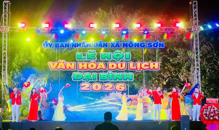 Các tiết mục văn nghệ chào mừng tại lễ hội làng Đại Bình, xã Nông Sơn.
