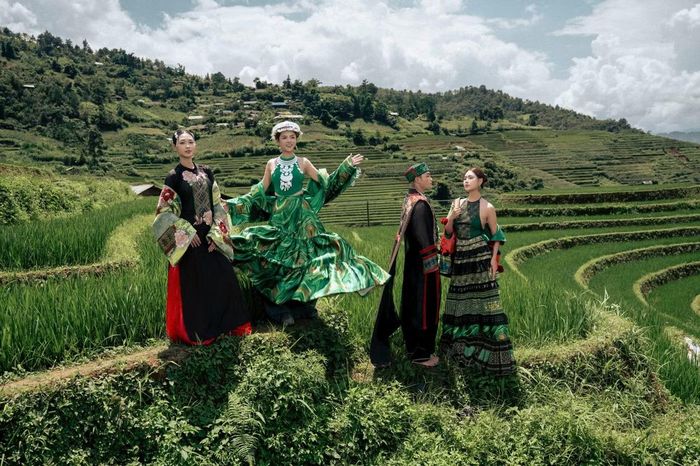 Thu Quỳnh cùng dàn người mẫu gây chú ý khi trình diễn BST "Một chiếc áo mới".
