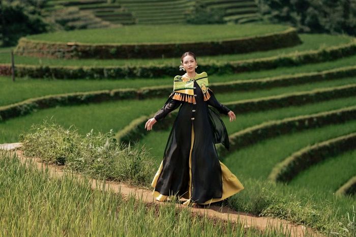 Tên gọi “Một chiếc áo mới” cũng thể hiện quan điểm sáng tạo của nhà thiết kế: Những giá trị truyền thống không nhất thiết phải đứng yên trong quá khứ. Một kỹ thuật thủ công, chất liệu hay họa tiết lâu đời vẫn có thể bước vào đời sống hiện đại nếu được tiếp cận bằng tư duy sáng tạo mới.