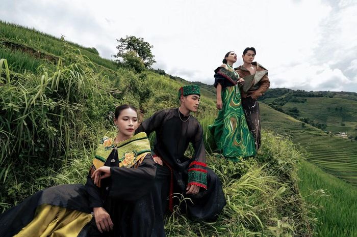 Với nhà thiết kế, mỗi đường dệt, gam màu hay họa tiết đều chứa đựng câu chuyện về văn hóa và bàn tay của những người làm nghề qua nhiều thế hệ. Vì vậy, việc đưa các chất liệu này lên trang phục không đơn thuần là sử dụng yếu tố dân tộc để trang trí, mà là cách tiếp tục kể câu chuyện về di sản bằng một ngôn ngữ mới.
