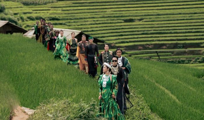 Sự kết hợp giữa thời trang, con người và cảnh sắc Mù Cang Chải tạo nên một không gian trình diễn khác biệt. Những thiết kế mang họa tiết và tinh thần văn hóa vùng cao được đặt giữa chính thiên nhiên đã truyền cảm hứng cho chúng.