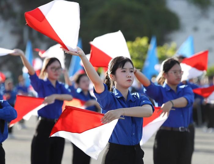 Hơn 500 thanh niên chào cờ tại Khu tưởng niệm chiến sĩ Gạc Ma.