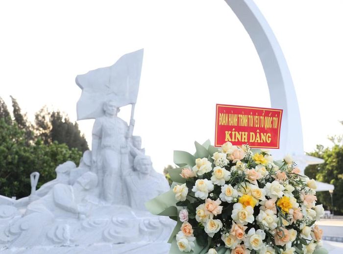 Hội viên, thanh niên Khánh Hòa dâng hương, tưởng niệm các chiến sĩ Gạc Ma và thực hiện nghi thức chào cờ trong khuôn khổ Hành trình ‘Tôi yêu Tổ quốc tôi’.
