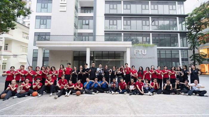 Gần 150 sinh viên trường ĐH Ngoại thương tham gia ê-kíp sản xuất và diễn xuất trong MV “Người Ngoại Thương”, gửi lời chào tới tân sinh viên K65.