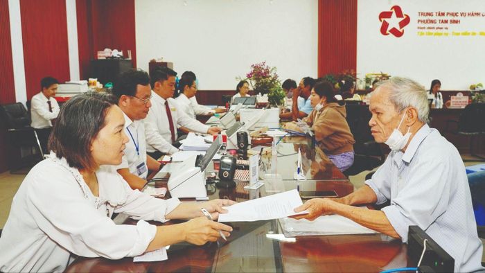 Công chức Trung tâm Phục vụ hành chính công phường Tam Bình tiếp và giải quyết thủ tục hành chính cho người dân. ẢNH: LÊ THOA