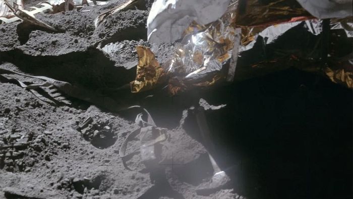 Lông chim ưng và chiếc búa vẫn còn trên Mặt trăng (ẢNH: NASA)