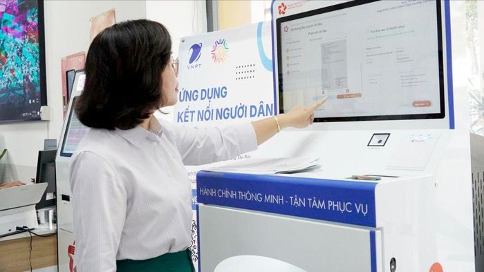  Người dân thao tác tại ki ốt phục vụ hành chính trong Trung tâm Phục vụ hành chính công phường Thủ Đức, TPHCM. Ảnh: THU HƯỜNG 