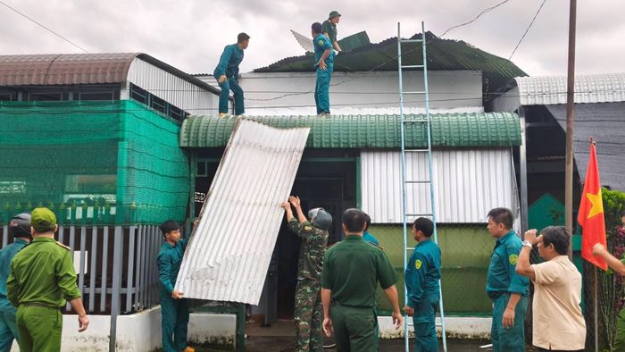  Lực lượng chức năng xã Đạ Tẻh 2, tỉnh Lâm Đồng hỗ trợ người dân khắc phục hậu quả mưa giông gây ra 