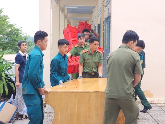  Lực lượng công an, quân đội, trật tự cơ sở được huy động khắc phục hậu quả trận giông lốc. Ảnh: CTV 