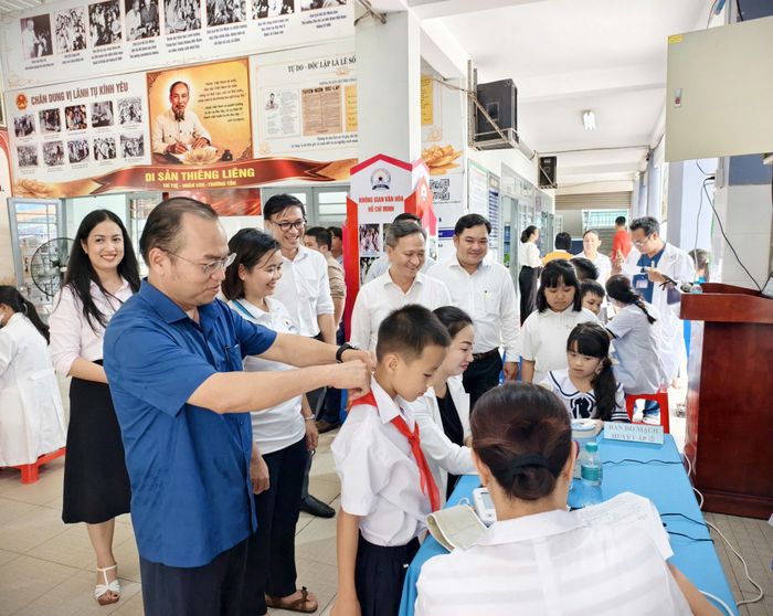  Đoàn lãnh đạo phường Phú Lợi khảo sát một điểm khám lưu động tại trường tiểu học 