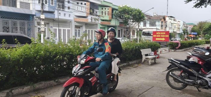  Lực lượng an ninh cơ sở, dân quân đến tận nhà chở người cao tuổi đến các điểm khám 