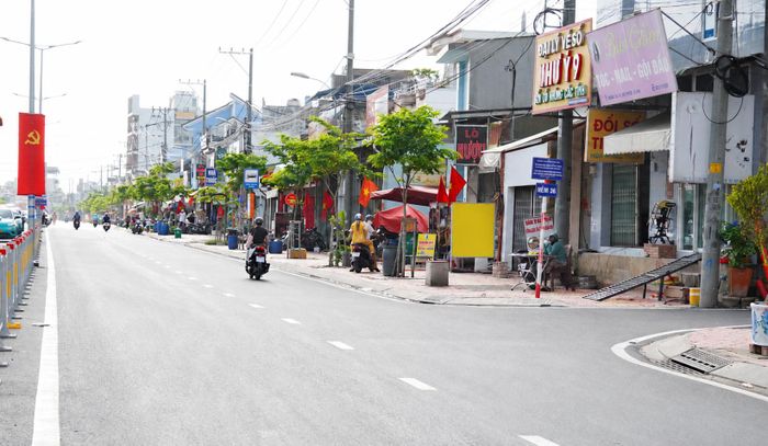 Tuyến đường khang trang, có vỉa hè rộng 5 m (Ảnh: PHƯƠNG UYÊN)