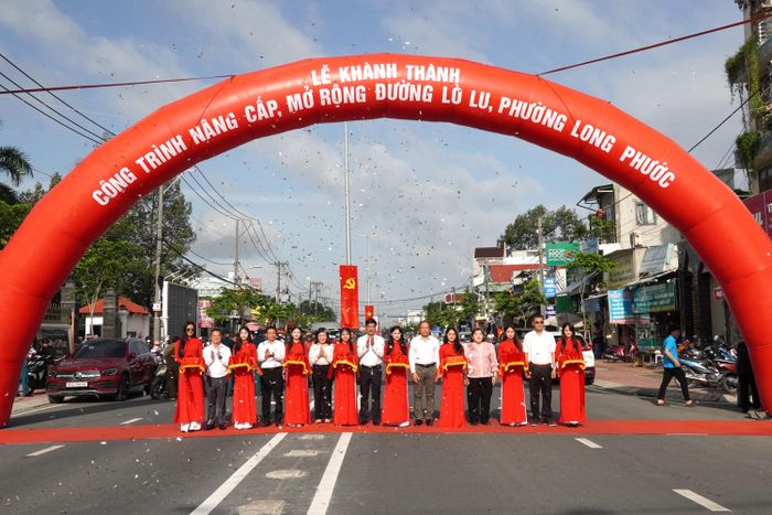 Các đại biểu cắt băng khánh thành công trình nâng cấp, mở rộng đường Lò Lu (Ảnh: PHƯƠNG UYÊN)