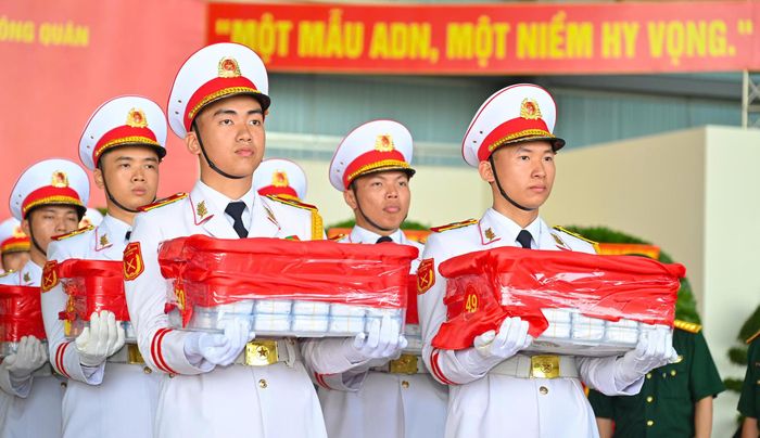 Các đội tiêu binh thực hiện nghi thức đưa các mẫu phẩm lên máy bay. Ảnh: MẠNH THẮNG