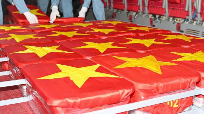 Cán bộ, chiến sĩ trang trọng đặt các mẫu hài cốt liệt sĩ lên máy bay. Ảnh: MẠNH THẮNG
