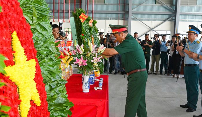 Trung tướng Lê Xuân Thế dâng hương tưởng niệm. Ảnh: MẠNH THẮNG
