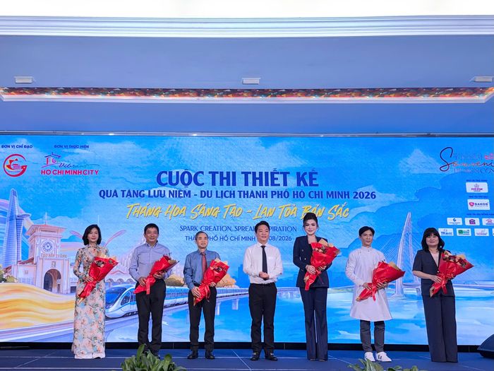  Ông Lê Trương Hiền Hòa, Phó Giám đốc Sở Du lịch TPHCM, tặng hoa các thành viên ban giám khảo. Ảnh: GIA HÂN 