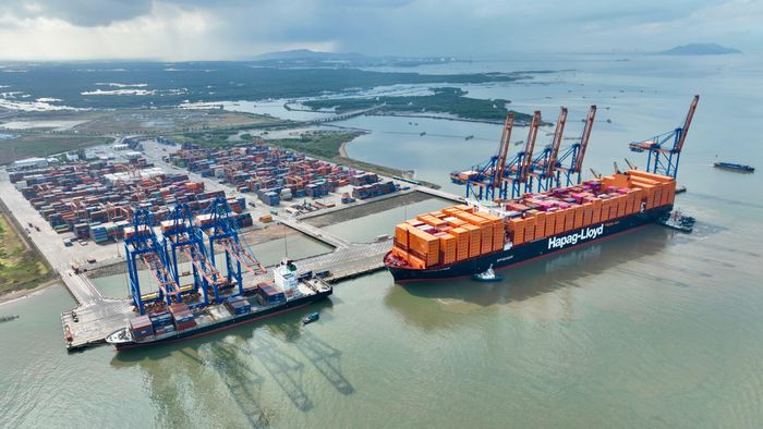Tàu container trên 200.000 tấn cập cảng Gemalink trong cụm cảng nước sâu Cái Mép - Thị Vải (phường Tân Phước, TPHCM) làm hàng. Ảnh: THÀNH HUY