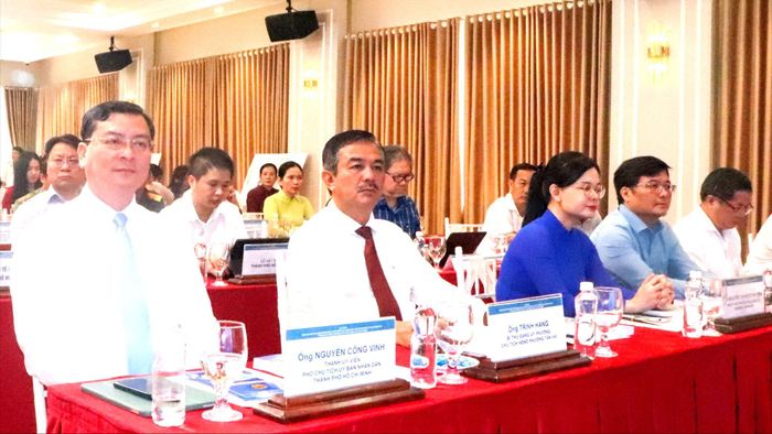 Phó Chủ tịch UBND TPHCM Nguyễn Công Vinh dự và phát biểu tại hội thảo. Ảnh: THÀNH HUY