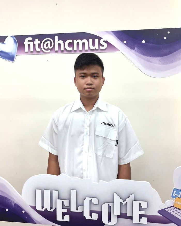 Tân sinh viên Trần Tiến Đạt đến làm thủ tục nhập học tại Trường ĐH Khoa học Tự nhiên, sáng 21-8.