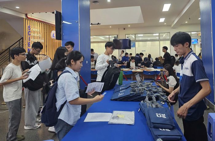 Tân sinh viên đến làm thủ tục nhập học tại Trường ĐH Khoa học Tự nhiên, sáng 21-8.