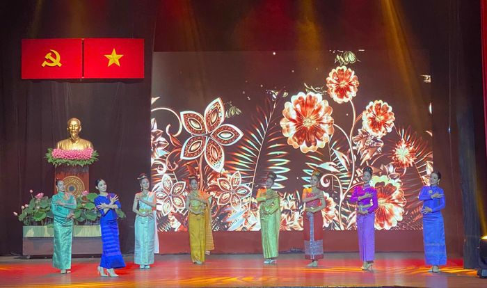  Một tiết mục văn nghệ do các nghệ sĩ Thái Lan biểu diễn tại buổi lễ 