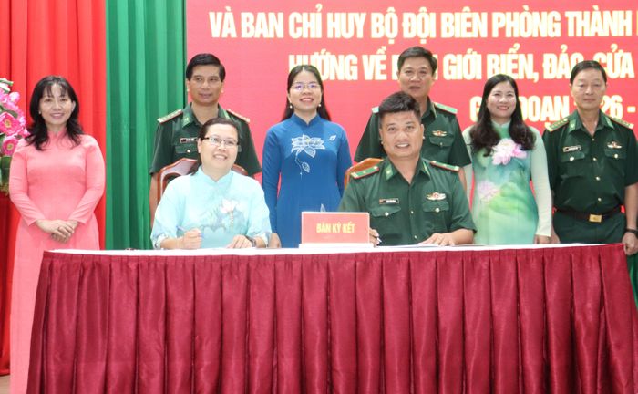  Đại diện cụm thi đua thuộc Hội LHPN TPHCM và đơn vị cơ sở thuộc Ban Chỉ huy BĐBP TPHCM ký kết chương trình kết nghĩa 