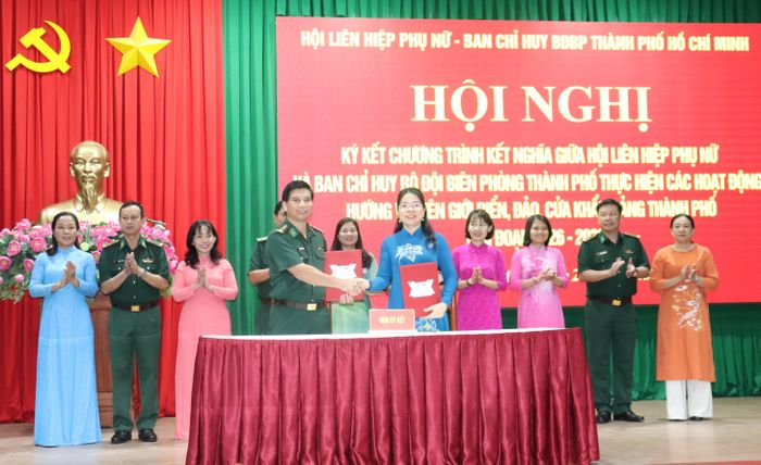  Hội LHPN TPHCM và Ban Chỉ huy BĐBP TPHCM thực hiện nghi thức ký kết chương trình kết nghĩa 