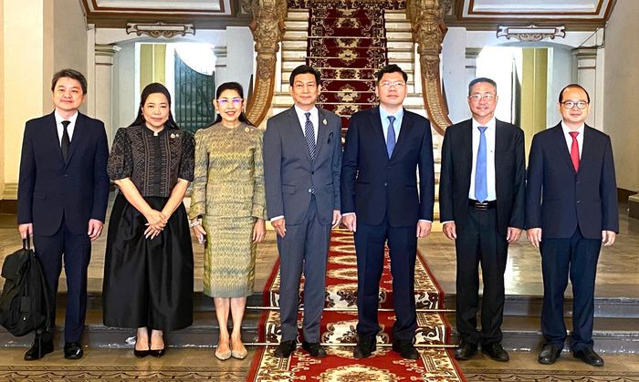  Các đại biểu chụp ảnh lưu niệm 