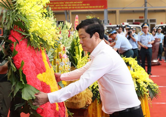 Chủ tịch HĐND TPHCM Võ Văn Minh dâng hoa tưởng nhớ các Anh hùng liệt sĩ. Ảnh: QUANG PHÚC