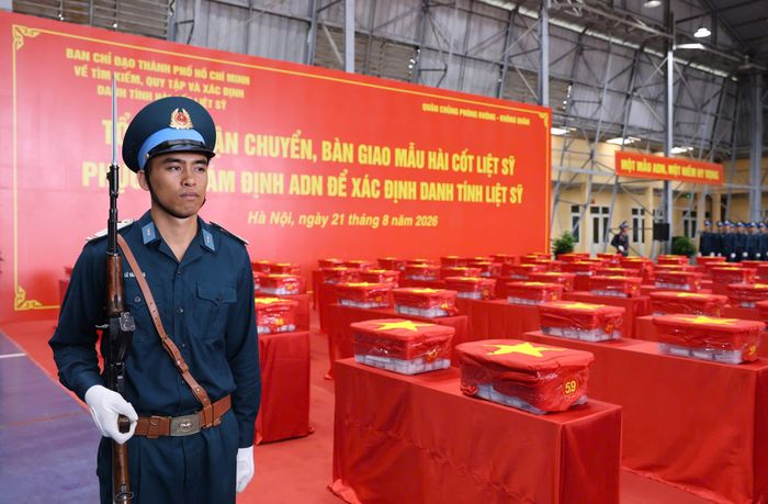 7.104 mẫu sinh phẩm hài cốt liệt sĩ được vận chuyển an toàn xuống sân bay quân sự Gia Lâm. Ảnh: QUANG PHÚC