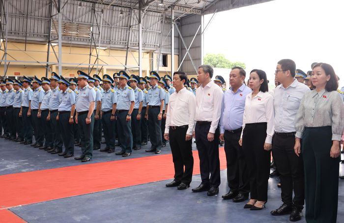 Chủ tịch HĐND TPHCM Võ Văn Minh và Trung tướng Vũ Hồng Sơn, Tư lệnh Quân chủng Phòng không - Không quân và các đại biểu dự lễ bàn giao