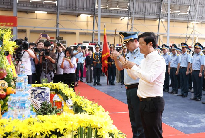 Chủ tịch HĐND TPHCM Võ Văn Minh và Trung tướng Vũ Hồng Sơn, Tư lệnh Quân chủng Phòng không - Không quân, Bộ Quốc phòng dâng hương tưởng nhớ các Anh hùng liệt sĩ. Ảnh: QUANG PHÚC