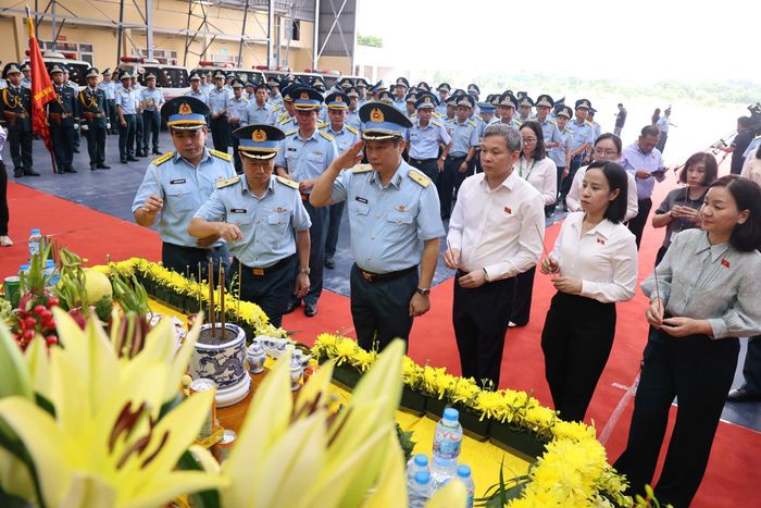 Đại biểu dâng hương tưởng nhớ các Anh hùng liệt sĩ. Ảnh: QUANG PHÚC