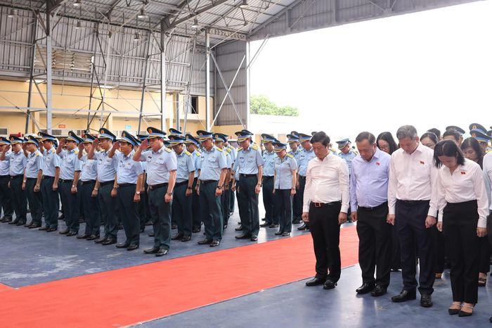 Chủ tịch HĐND TPHCM Võ Văn Minh và Trung tướng Vũ Hồng Sơn, Tư lệnh Quân chủng Phòng không - Không quân, Bộ Quốc phòng và các đại biểu mặc niệm tưởng nhớ các Anh hùng liệt sĩ. Ảnh: QUANG PHÚC