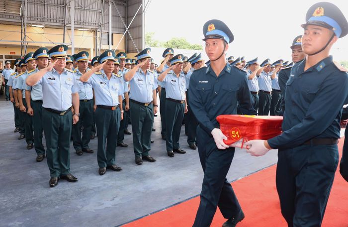 Cán bộ, chiến sỹ Lữ đoàn 918, Quân chủng Phòng không - Không quân di chuyển mẫu sinh phẩm hài cốt liệt sĩ từ máy bay tới lễ bàn giao, chiều 21-8. Ảnh: QUANG PHÚC