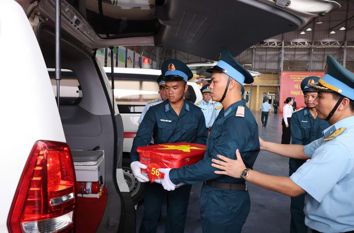 Cán bộ, chiến sỹ Lữ đoàn 918, Quân chủng Phòng không - Không quân di chuyển mẫu sinh phẩm hài cốt liệt sĩ lên xe chuyên dụng tới Trung tâm giám định ADN, Viện Hàn lâm KH-CN Việt Nam. Ảnh: QUANG PHÚC