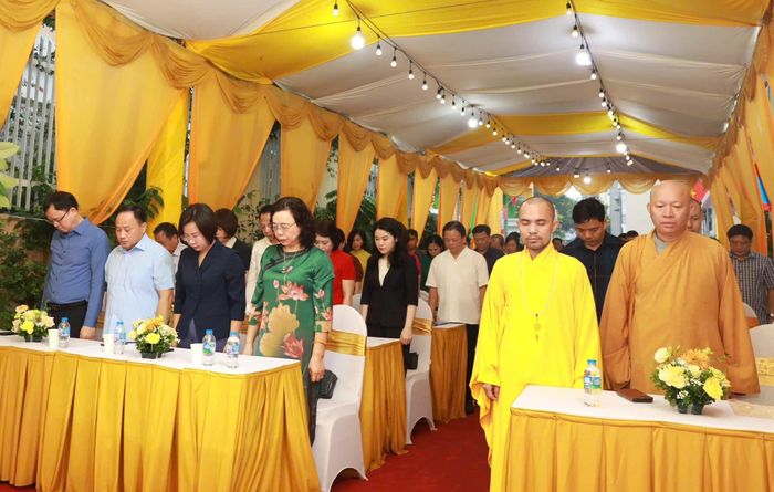 Các đại biểu dành phút mặc niệm tưởng nhớ những người đã chết vì nạn đói năm 1945. Ảnh: VĨNH TUY
