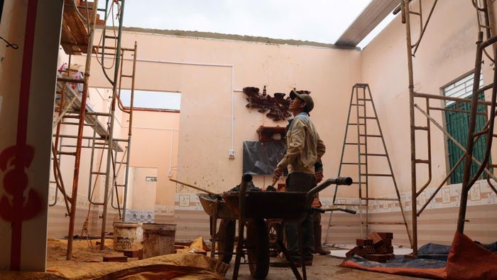  Ngôi nhà bị tốc mái hoàn toàn đang được sửa chữa. Ảnh: HỮU PHÚC 