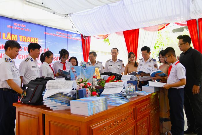  Các đại biểu tham quan trưng bày sách tại Vòng chung kết khu vực 1 