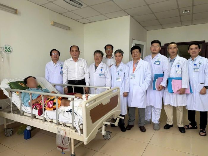 PGS.TS.BS Tăng Chí Thượng, Giám đốc Sở Y tế thăm và động viên người bệnh và Khoa Chấn thương chỉnh hình Bệnh viện Bà Rịa.